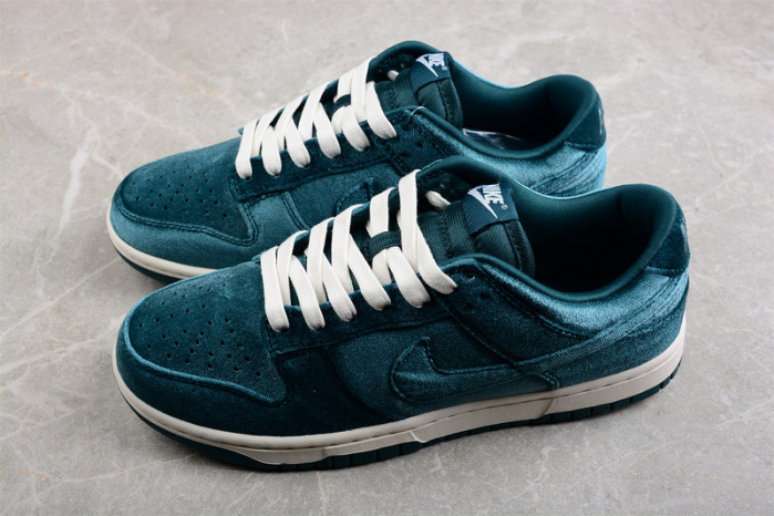 Nike Dunk Low "Green Velvet"  DZ5224-300