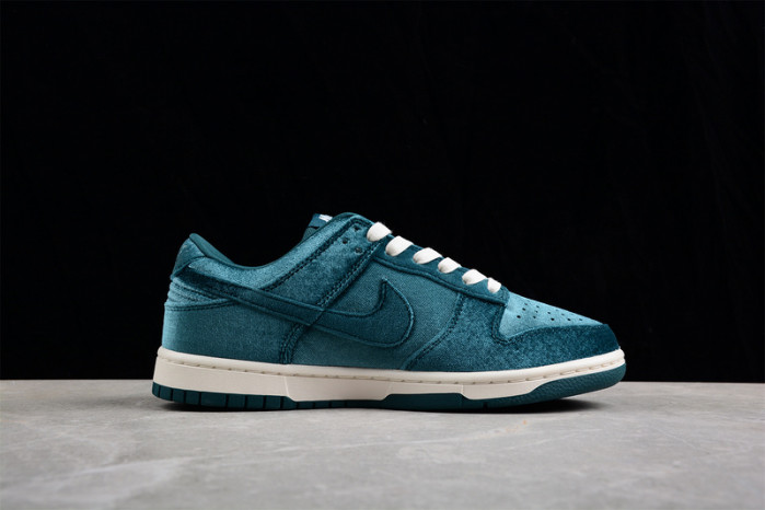 Nike Dunk Low "Green Velvet"  DZ5224-300
