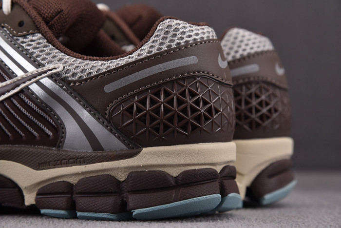 NIKE Zoom Vomero 5 