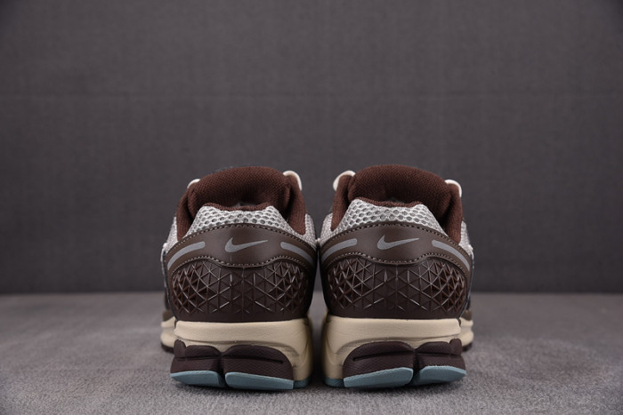 NIKE Zoom Vomero 5 