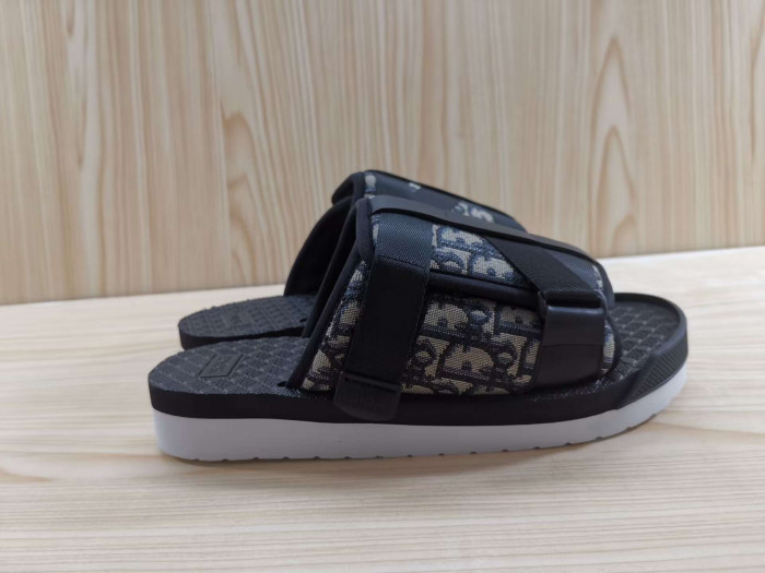 d10r sandal