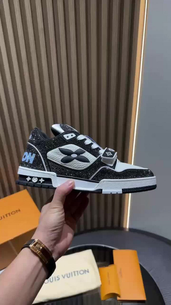 L0VT SNEAKER